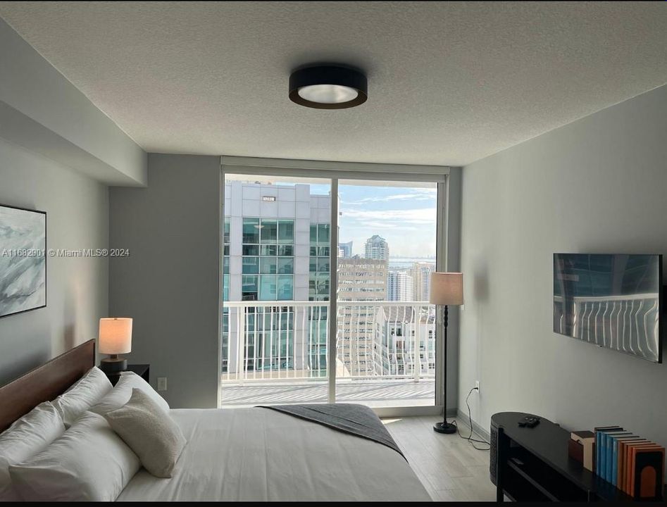 For Sale: $565,000 (1 beds, 1 baths, 825 Square Feet)