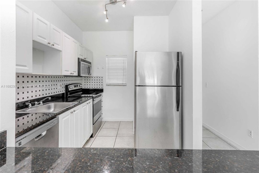 Active With Contract: $2,300 (2 beds, 1 baths, 735 Square Feet)