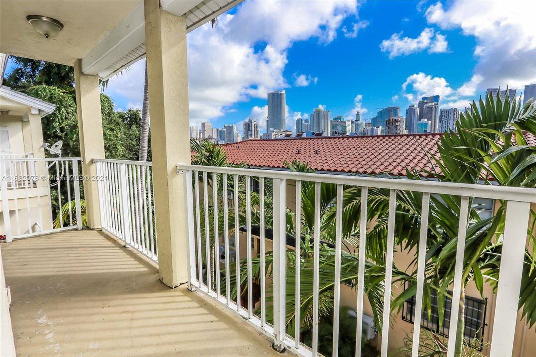 Active With Contract: $2,300 (2 beds, 1 baths, 735 Square Feet)