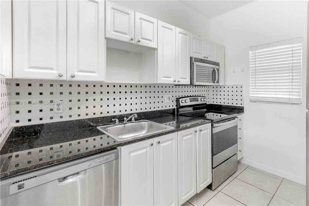 Active With Contract: $2,300 (2 beds, 1 baths, 735 Square Feet)