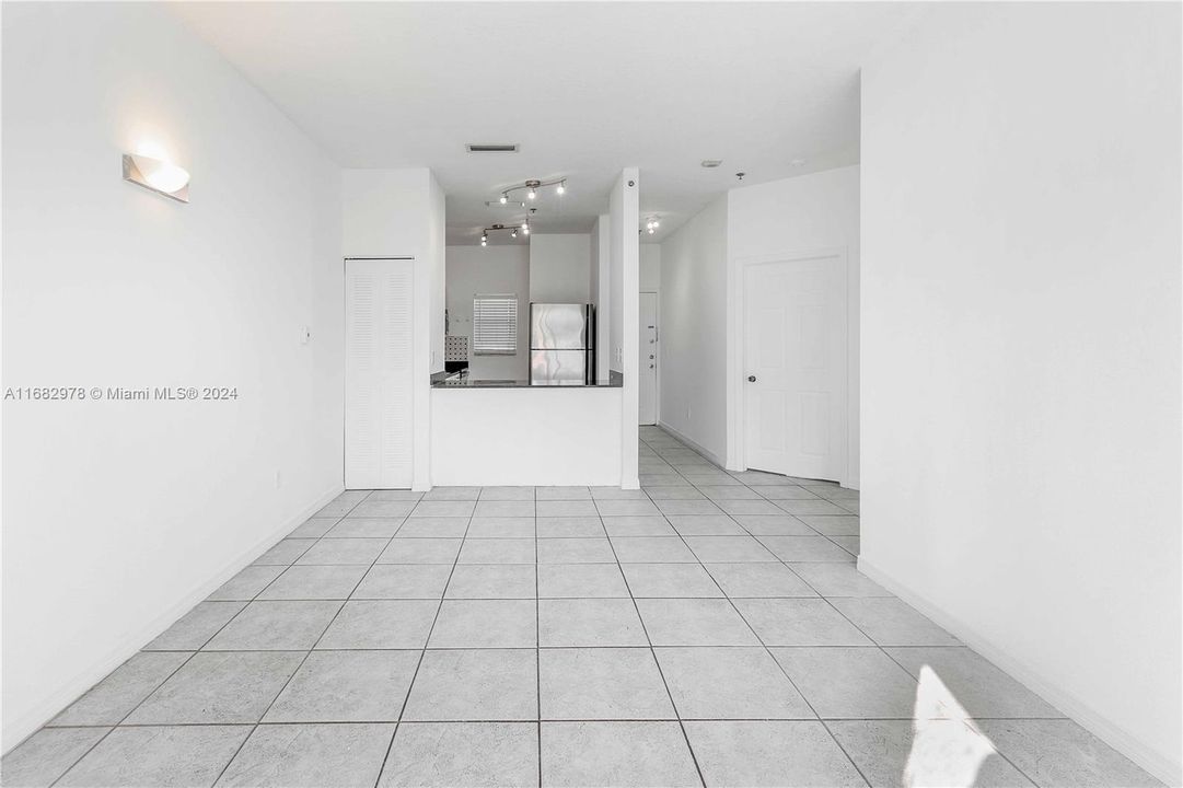 Active With Contract: $2,300 (2 beds, 1 baths, 735 Square Feet)