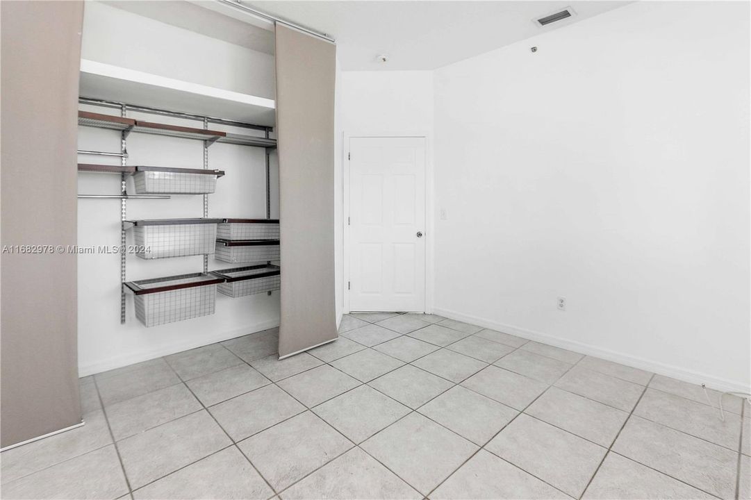 Active With Contract: $2,300 (2 beds, 1 baths, 735 Square Feet)