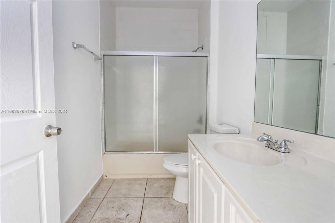 Active With Contract: $2,300 (2 beds, 1 baths, 735 Square Feet)