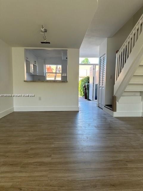 For Rent: $2,400 (2 beds, 1 baths, 980 Square Feet)