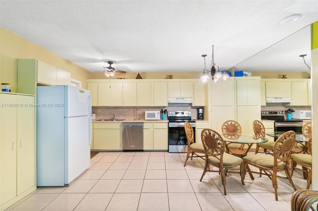 For Sale: $289,000 (2 beds, 2 baths, 940 Square Feet)