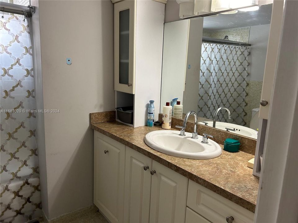 For Sale: $179,000 (1 beds, 1 baths, 921 Square Feet)