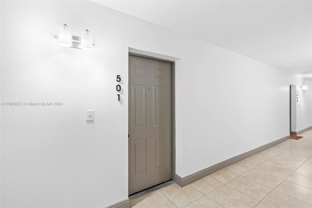 For Sale: $279,000 (2 beds, 2 baths, 968 Square Feet)