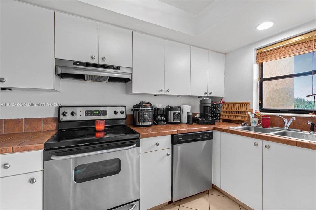 For Sale: $279,000 (2 beds, 2 baths, 968 Square Feet)