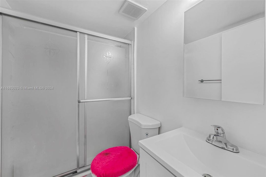 For Sale: $279,000 (2 beds, 2 baths, 968 Square Feet)