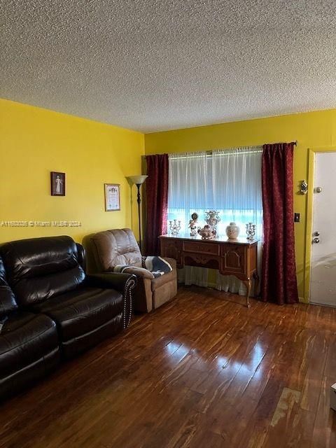 For Sale: $155,000 (2 beds, 1 baths, 860 Square Feet)