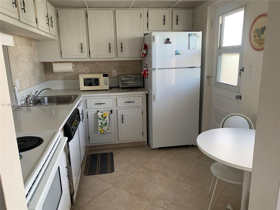 For Rent: $1,750 (1 beds, 1 baths, 900 Square Feet)