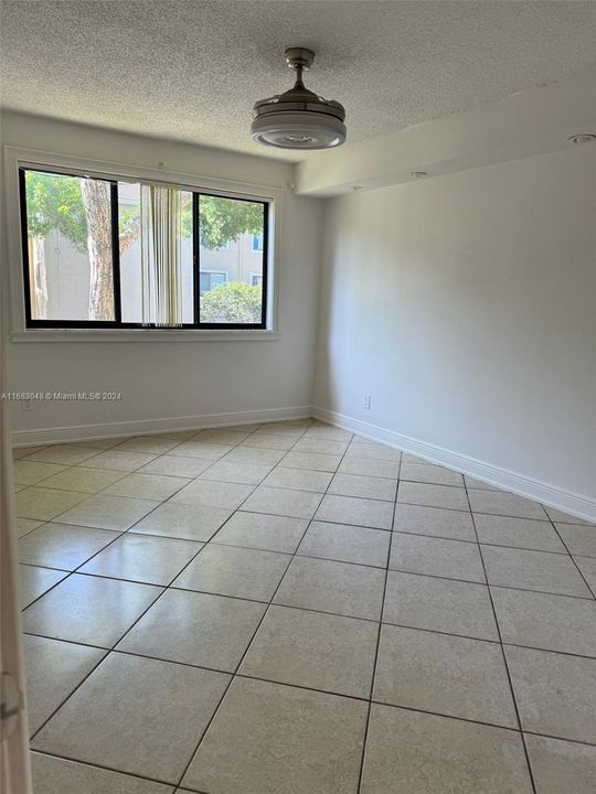 For Rent: $2,350 (2 beds, 2 baths, 986 Square Feet)