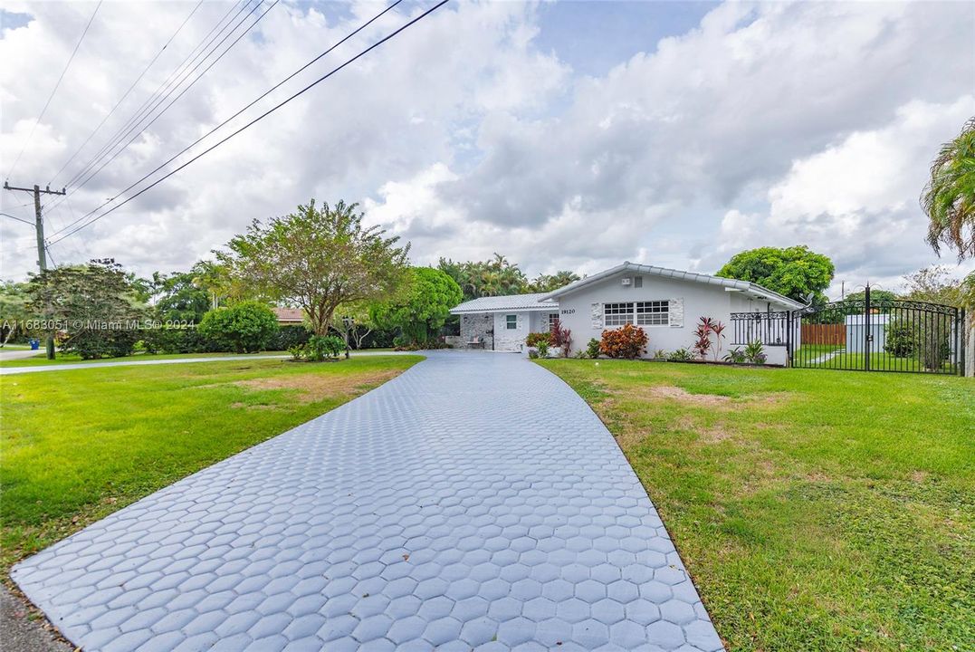 For Sale: $849,000 (2 beds, 2 baths, 1938 Square Feet)