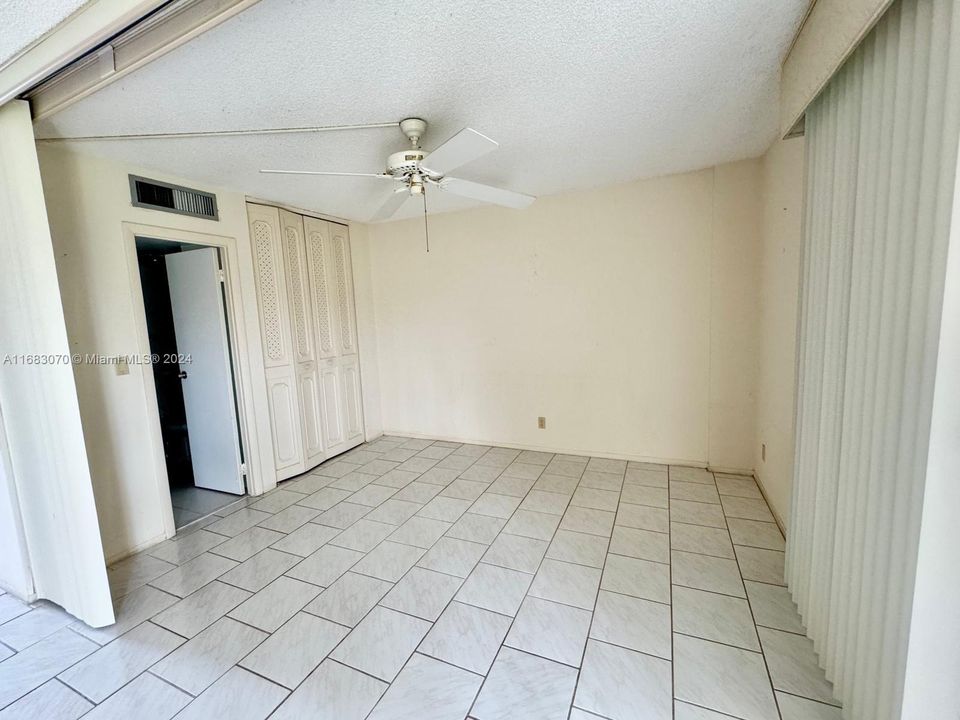 For Sale: $210,000 (2 beds, 2 baths, 994 Square Feet)