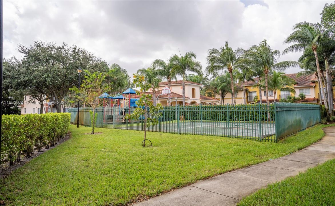 For Sale: $299,000 (2 beds, 2 baths, 1326 Square Feet)