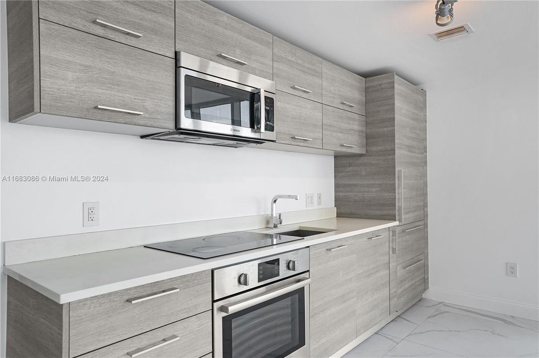 For Sale: $825,000 (1 beds, 2 baths, 898 Square Feet)