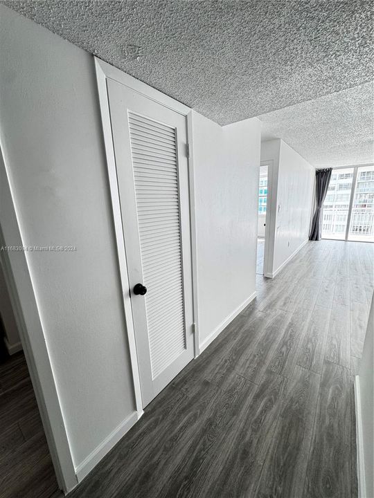 For Sale: $275,000 (1 beds, 1 baths, 1005 Square Feet)