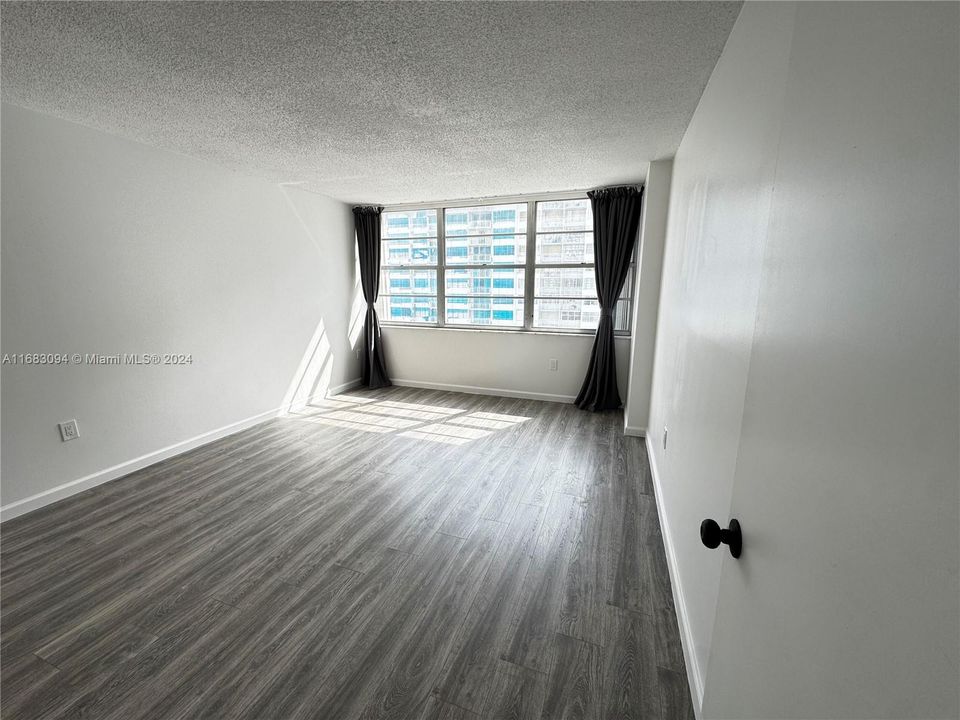 For Sale: $275,000 (1 beds, 1 baths, 1005 Square Feet)