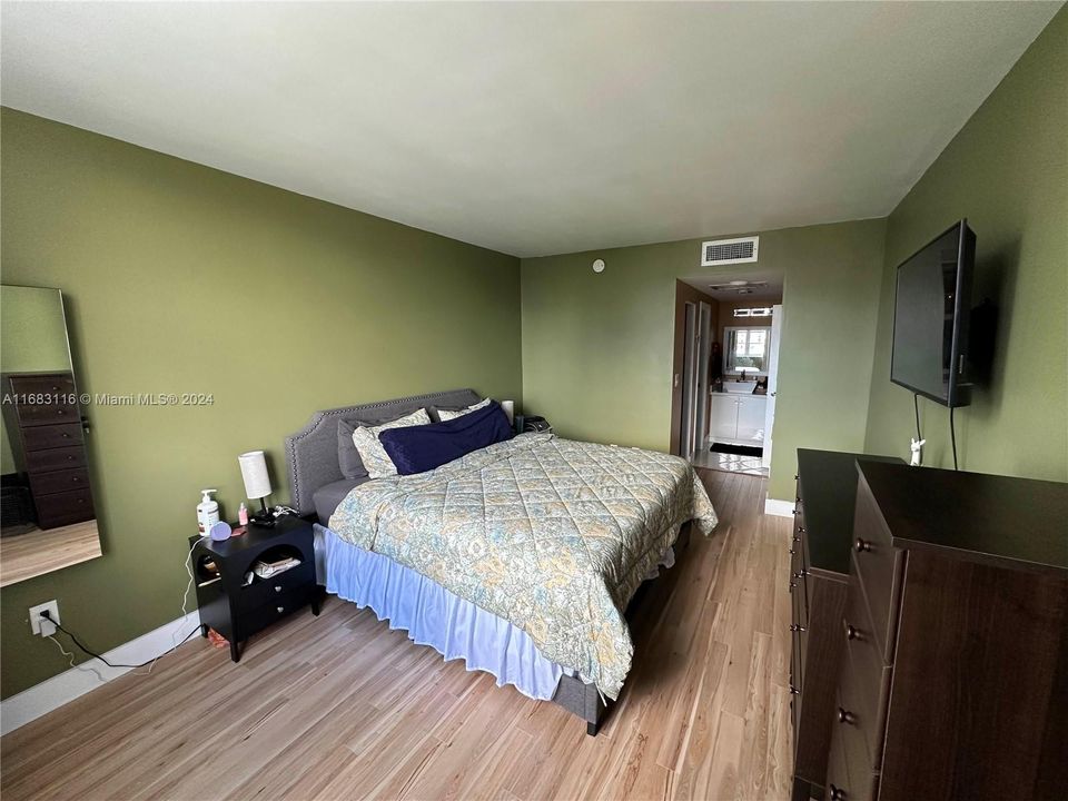 For Sale: $317,000 (0 beds, 0 baths, 762 Square Feet)