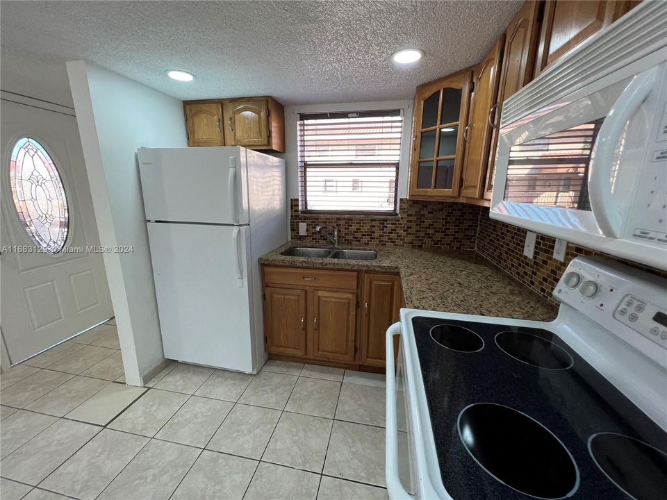 For Sale: $289,900 (2 beds, 1 baths, 993 Square Feet)