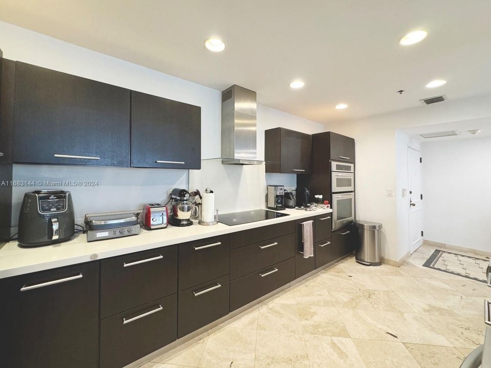 For Sale: $1,350,000 (2 beds, 2 baths, 1531 Square Feet)