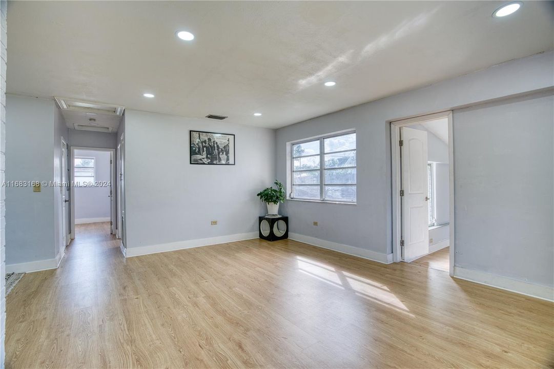 For Sale: $465,000 (3 beds, 1 baths, 1058 Square Feet)