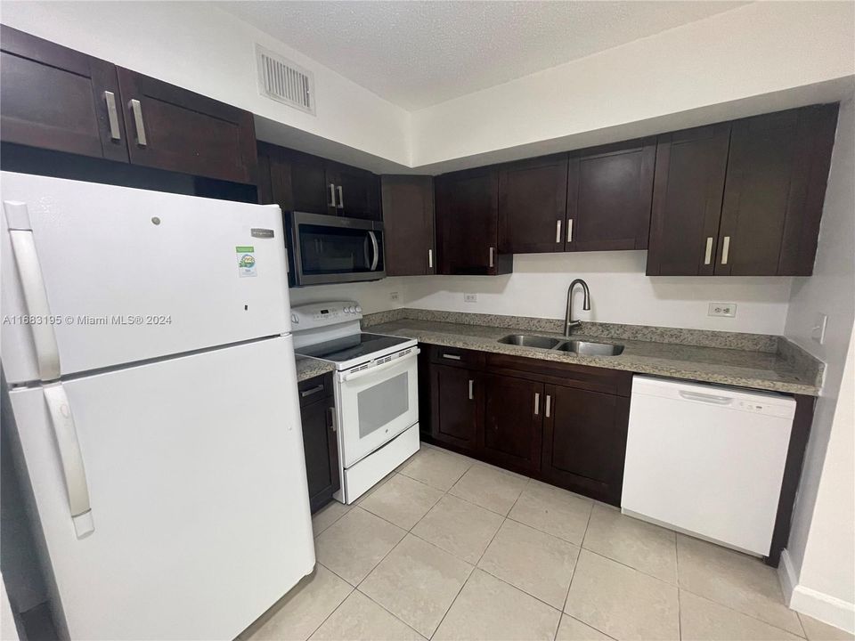 For Rent: $1,950 (2 beds, 1 baths, 749 Square Feet)