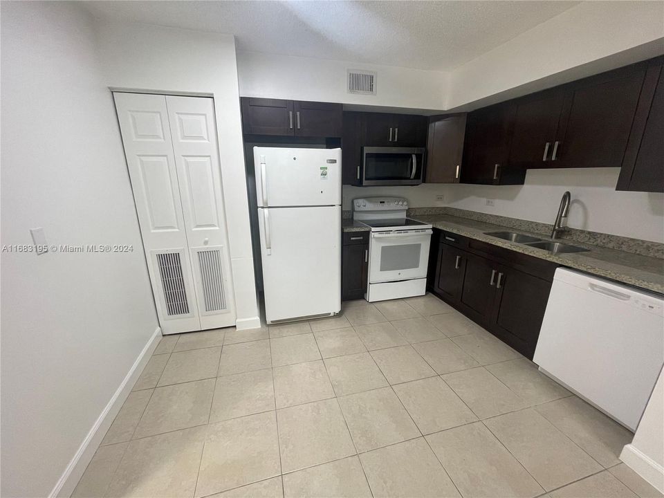 For Rent: $1,950 (2 beds, 1 baths, 749 Square Feet)