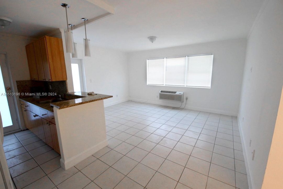 Active With Contract: $1,750 (1 beds, 1 baths, 588 Square Feet)