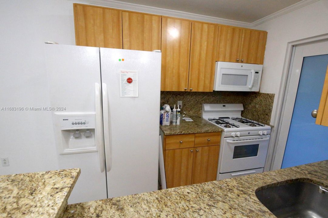 Active With Contract: $1,750 (1 beds, 1 baths, 588 Square Feet)