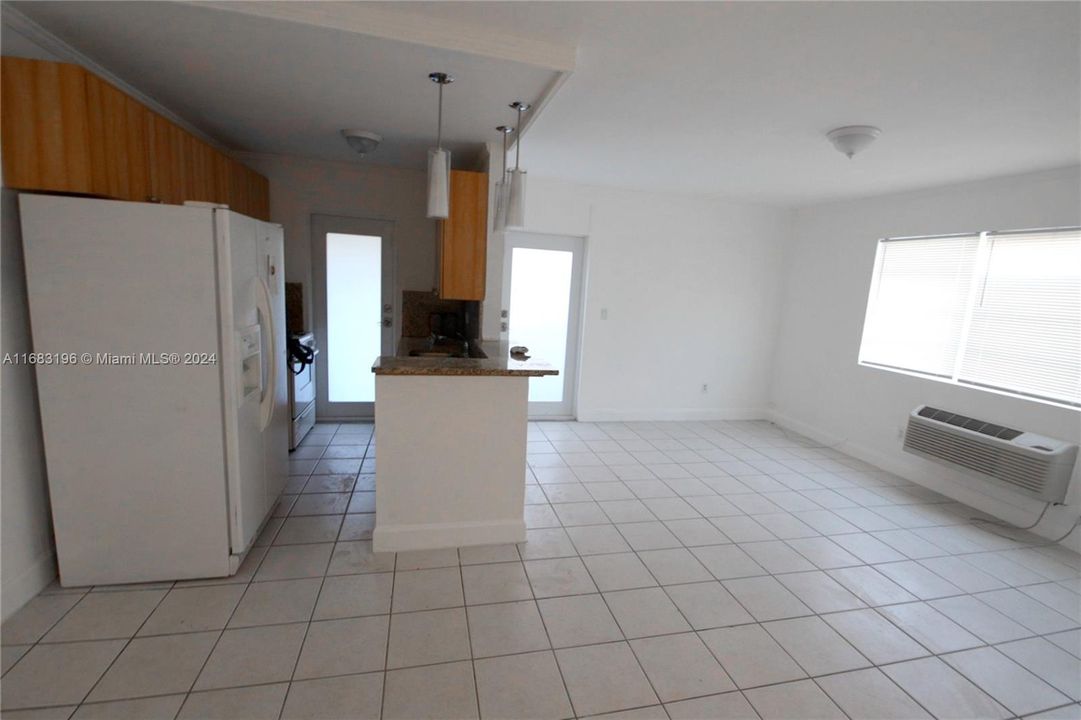 Active With Contract: $1,750 (1 beds, 1 baths, 588 Square Feet)