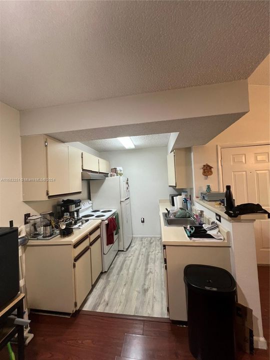 For Sale: $230,000 (1 beds, 1 baths, 588 Square Feet)