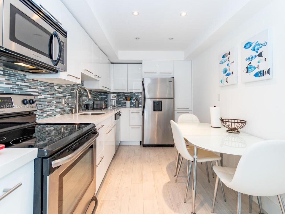 For Sale: $499,000 (1 beds, 1 baths, 874 Square Feet)