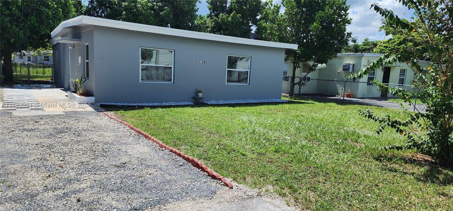 For Sale: $475,000 (3 beds, 2 baths, 696 Square Feet)