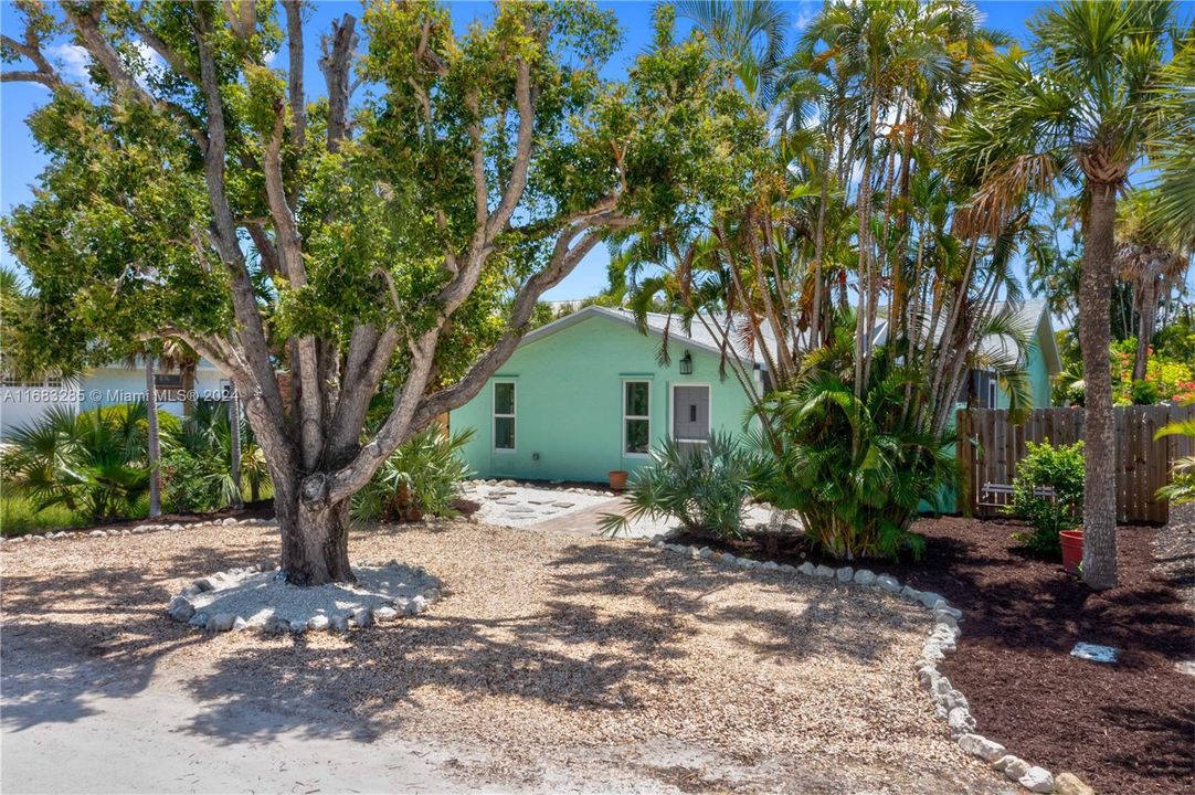 Nestled between the beautiful white sandy beaches and the Sanibel restaurants and shopping areas is this darling cottage that has been restored to perfection!