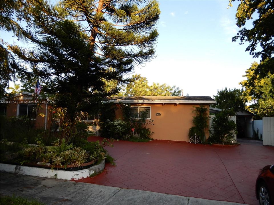 For Sale: $800,000 (3 beds, 2 baths, 1555 Square Feet)