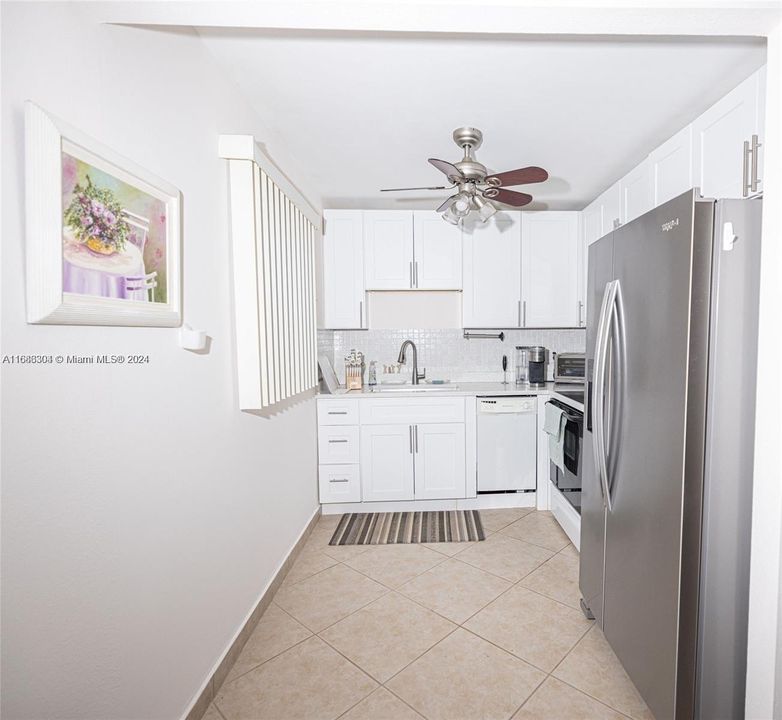 For Rent: $1,900 (2 beds, 2 baths, 880 Square Feet)