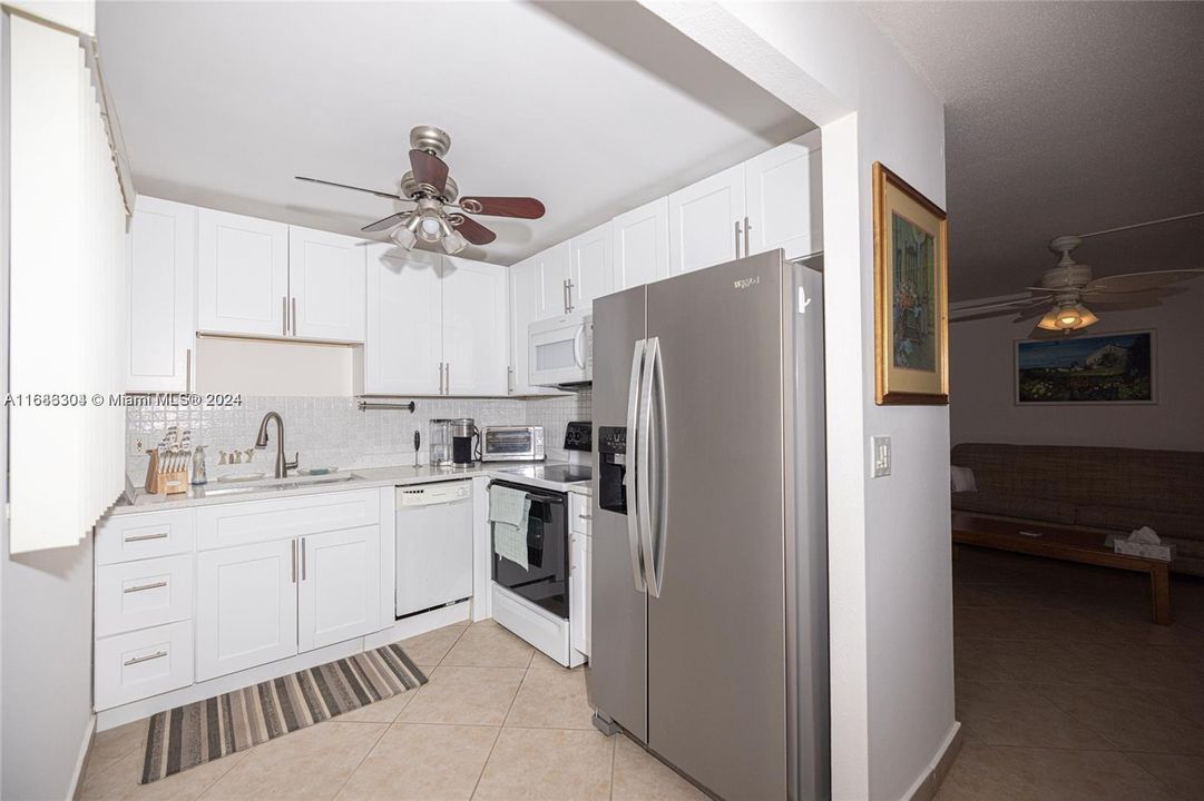 For Rent: $1,900 (2 beds, 2 baths, 880 Square Feet)