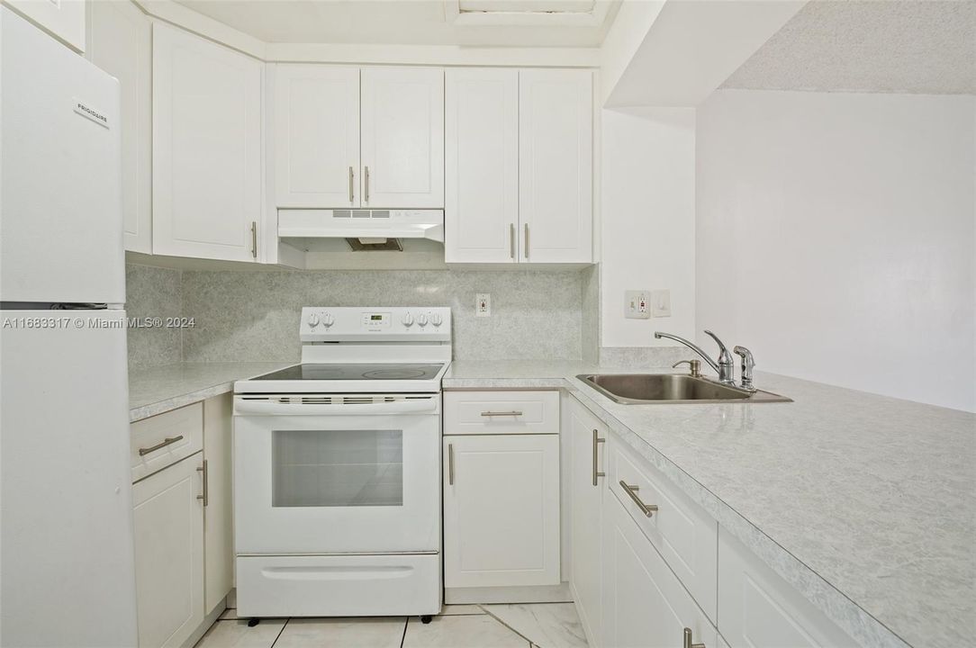 For Sale: $215,000 (1 beds, 1 baths, 528 Square Feet)