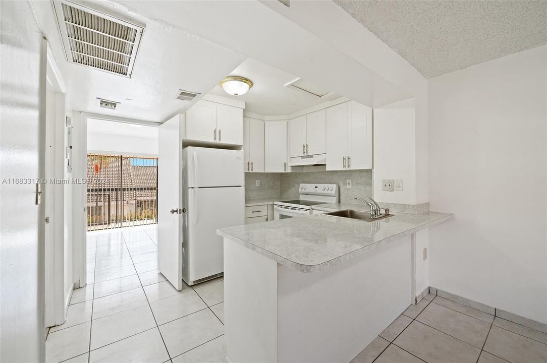 For Sale: $215,000 (1 beds, 1 baths, 528 Square Feet)