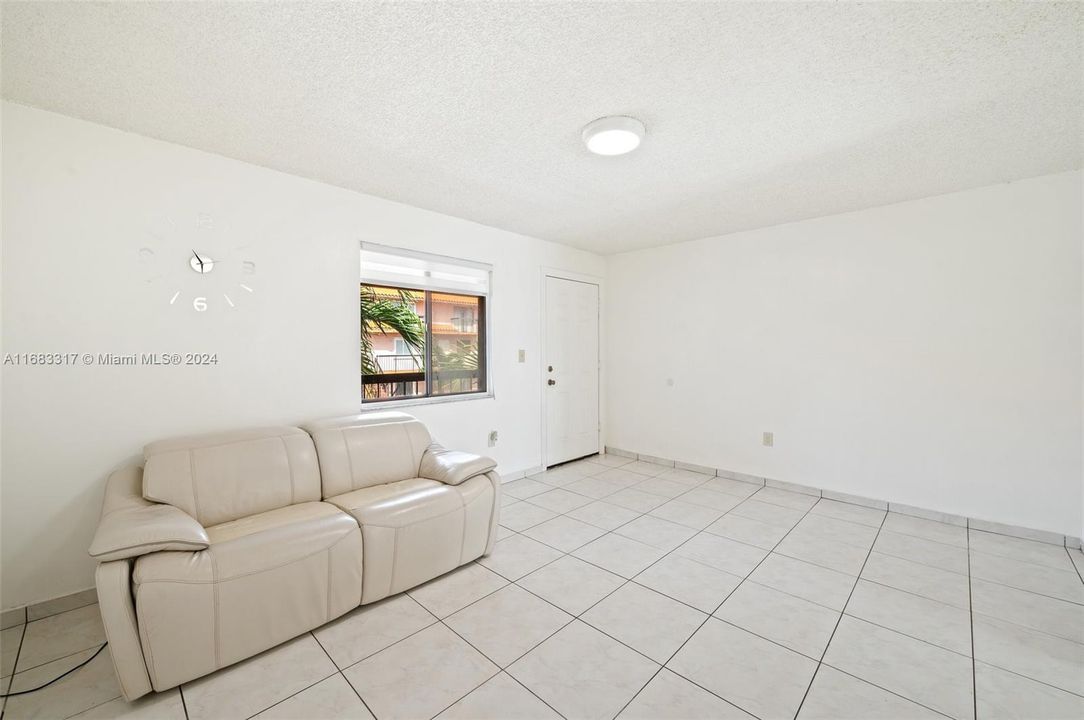 For Sale: $215,000 (1 beds, 1 baths, 528 Square Feet)