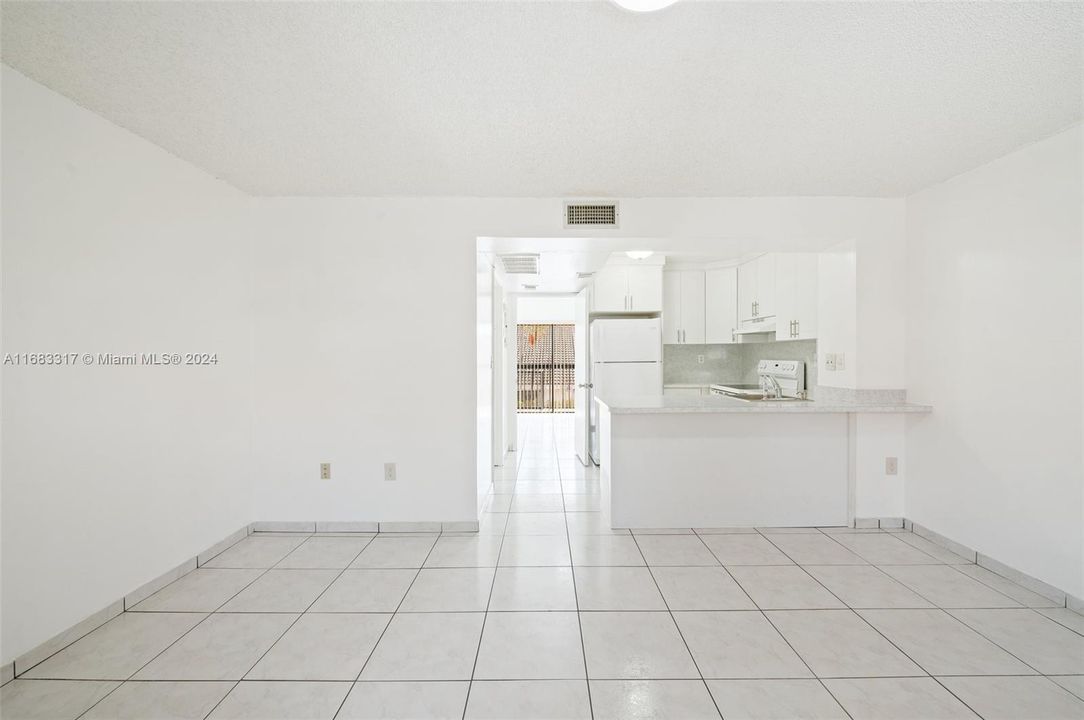 For Sale: $215,000 (1 beds, 1 baths, 528 Square Feet)