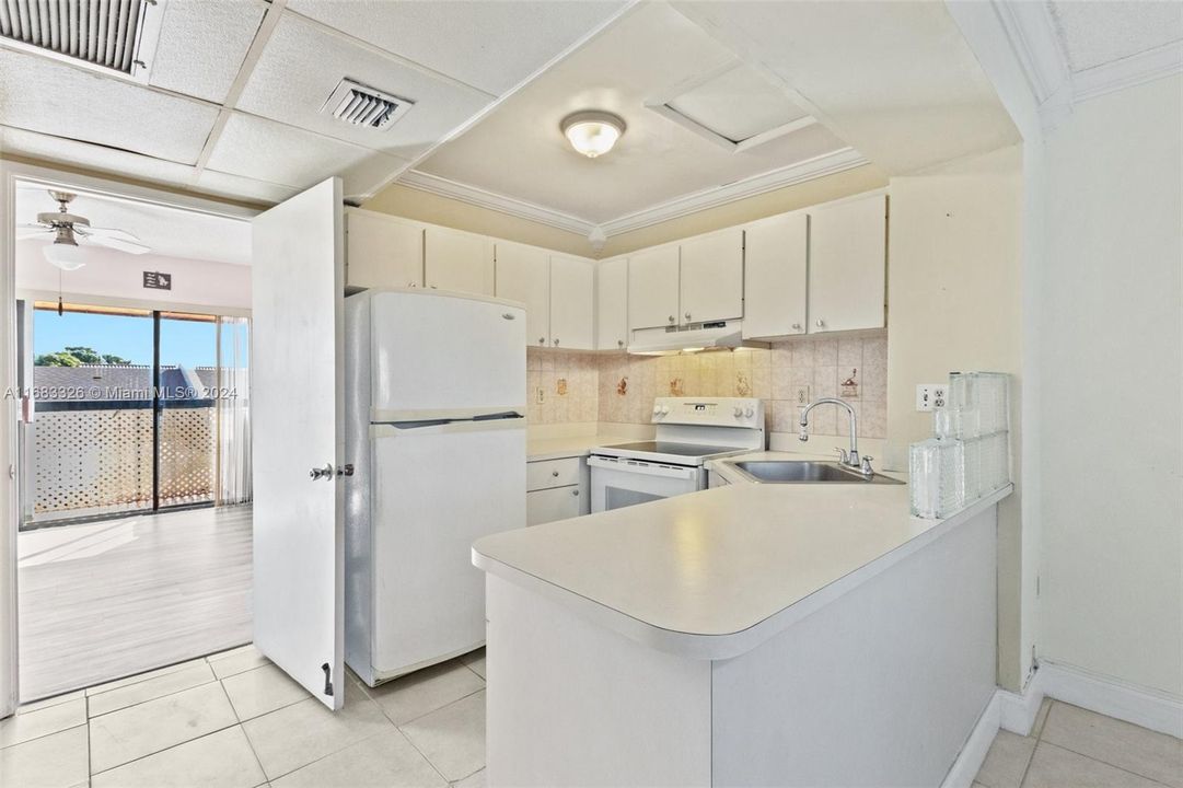 For Sale: $210,000 (1 beds, 1 baths, 528 Square Feet)