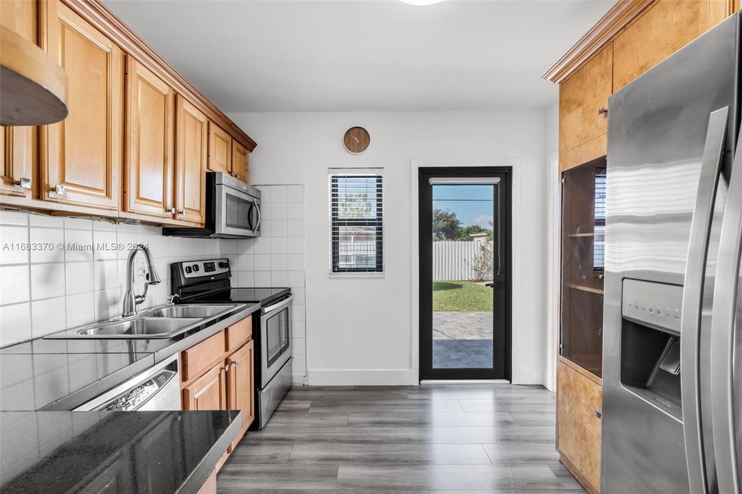 For Sale: $559,900 (3 beds, 1 baths, 936 Square Feet)