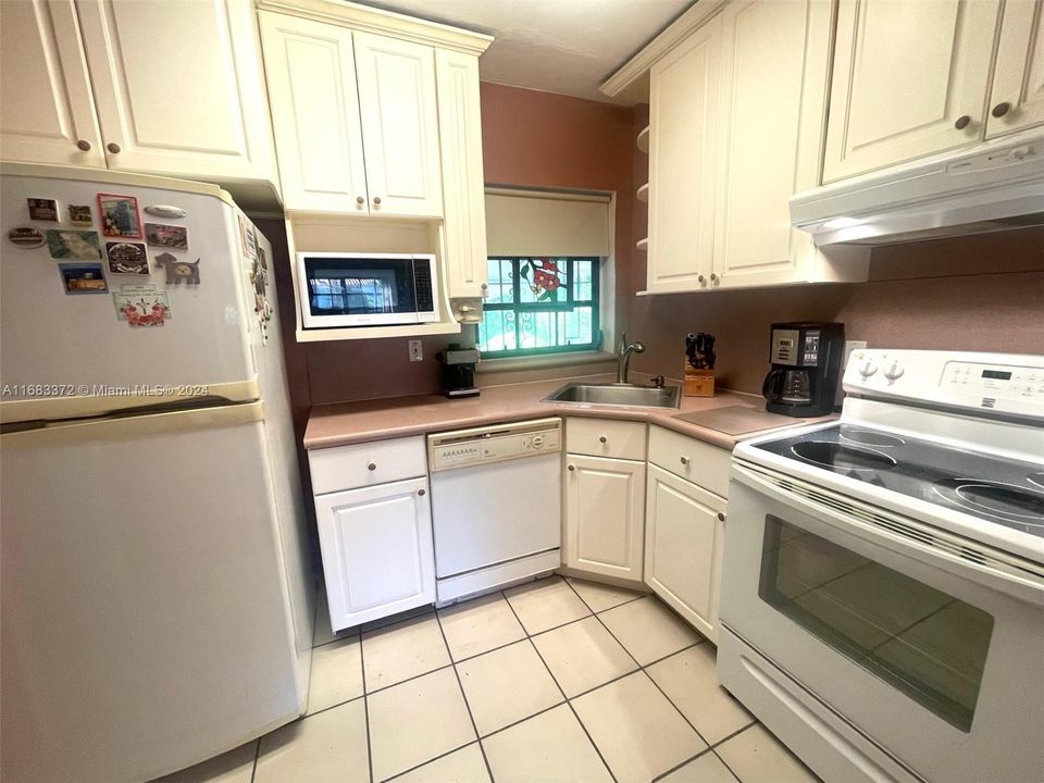 For Sale: $630,000 (2 beds, 1 baths, 1005 Square Feet)