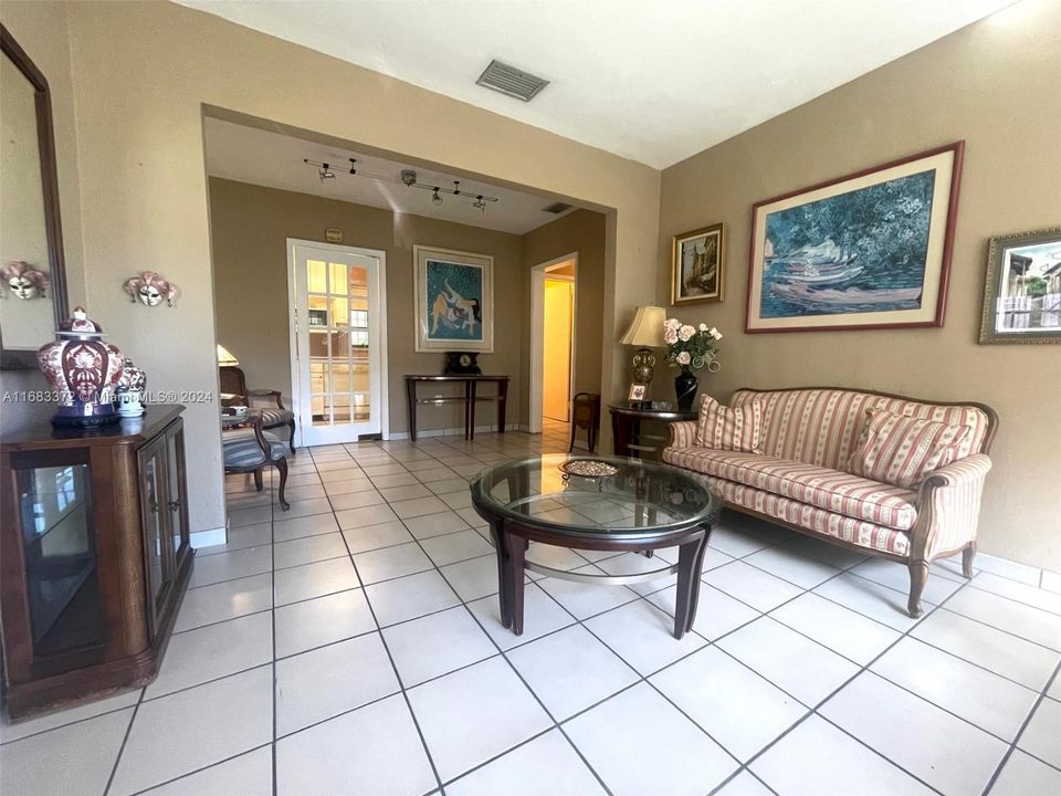 For Sale: $630,000 (2 beds, 1 baths, 1005 Square Feet)