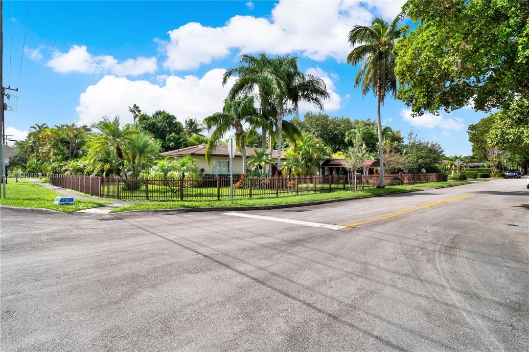 For Sale: $985,000 (3 beds, 2 baths, 1716 Square Feet)