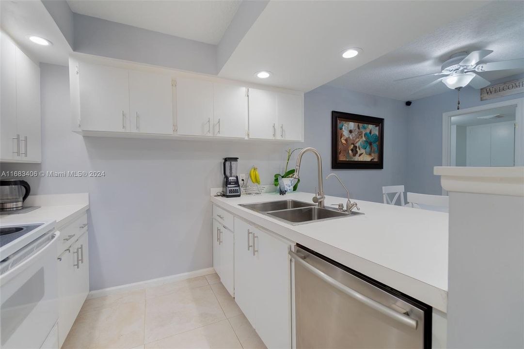 For Sale: $315,000 (2 beds, 2 baths, 1236 Square Feet)