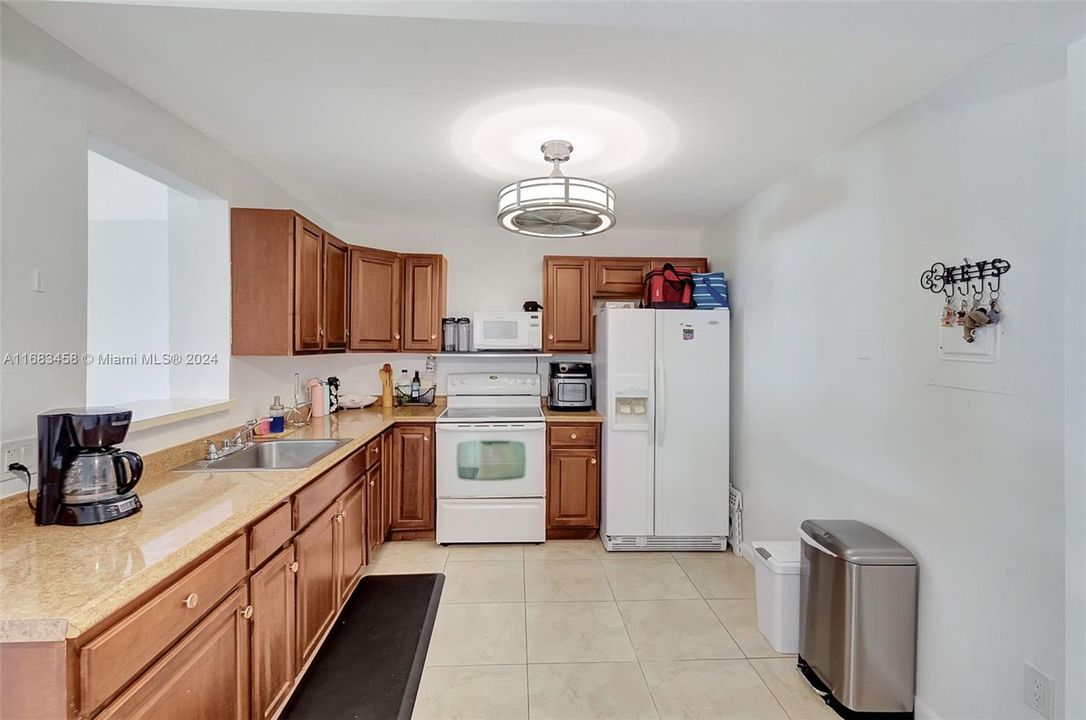 For Sale: $320,000 (2 beds, 2 baths, 1042 Square Feet)