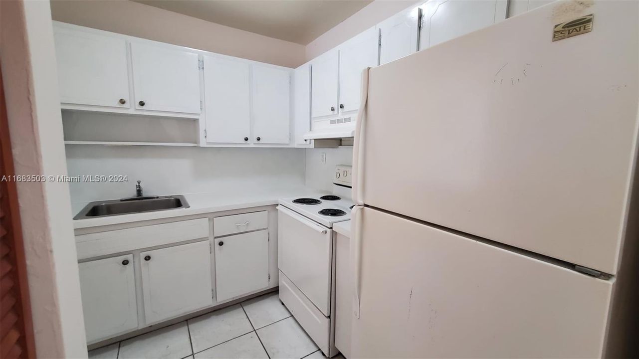 For Rent: $1,800 (1 beds, 1 baths, 700 Square Feet)